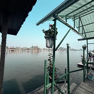 Lalarukh Group Of Houseboats